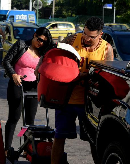 Naldo busca a mulher e a filha no aeroporto. Veja!