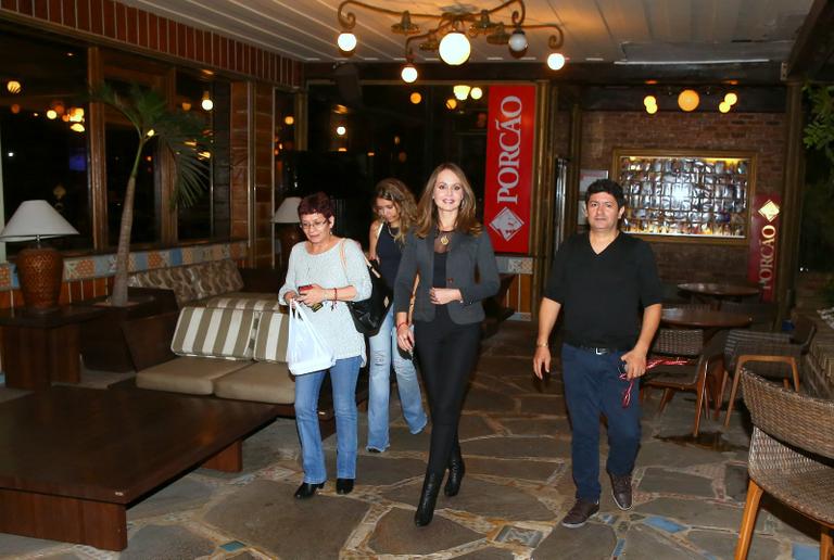 Gabriela Spanic, de A Usurpadora, janta com amigos em churrascaria no Rio