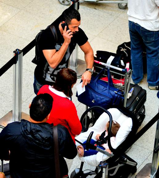 Malvino Salvador embarca com a filha em aeroporto no Rio