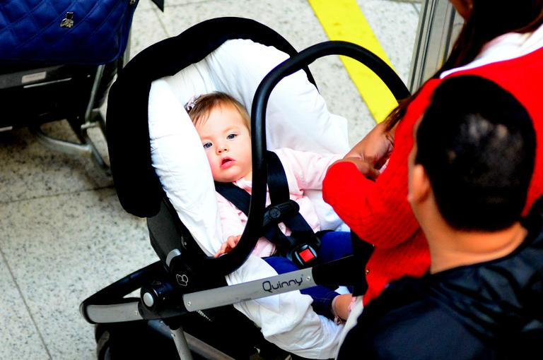 Malvino Salvador embarca com a filha em aeroporto no Rio