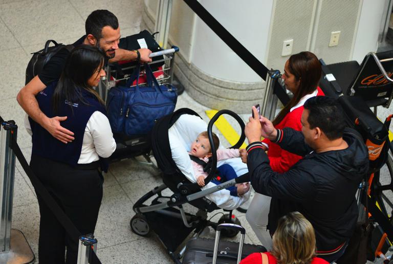 Malvino Salvador embarca com a filha em aeroporto no Rio