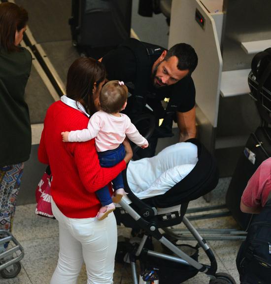 Malvino Salvador embarca com a filha em aeroporto no Rio