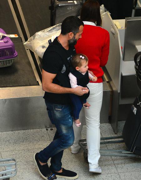 Malvino Salvador embarca com a filha em aeroporto no Rio