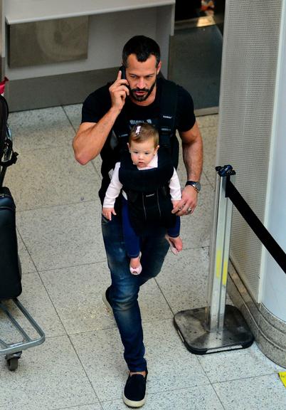 Malvino Salvador embarca com a filha em aeroporto no Rio