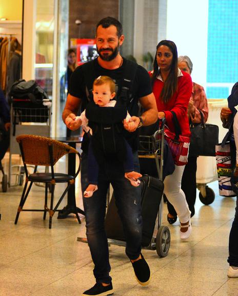 Malvino Salvador embarca com a filha em aeroporto no Rio