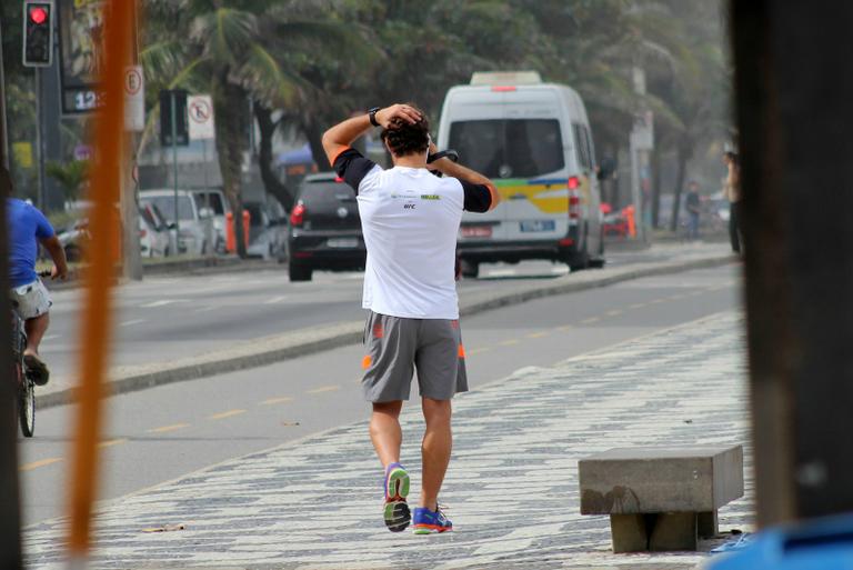 Flávio Canto exibe boa forma em dia de exercício