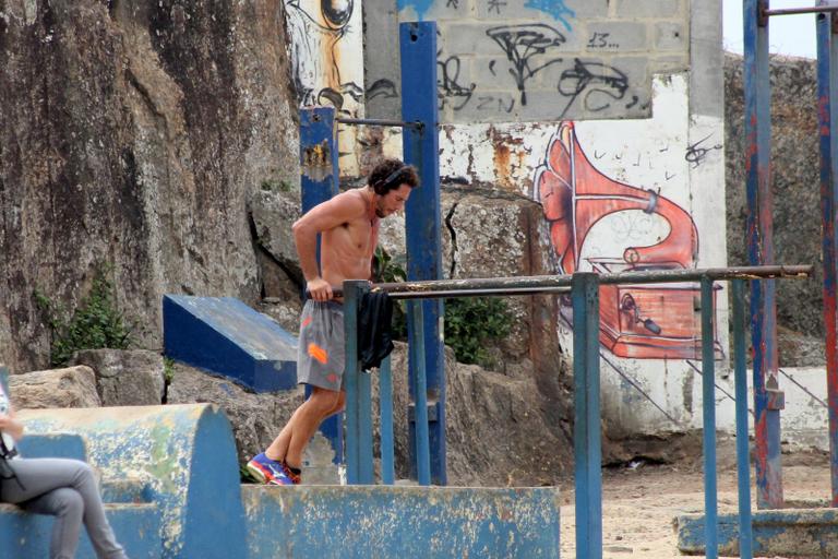 Flávio Canto exibe boa forma em dia de exercício