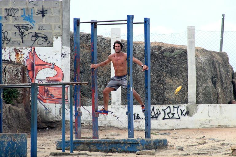 Flávio Canto exibe boa forma em dia de exercício