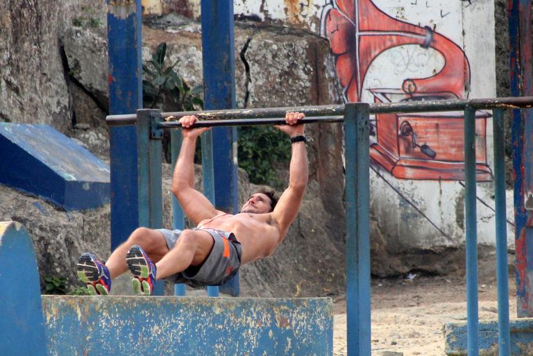 Flávio Canto exibe boa forma em dia de exercício