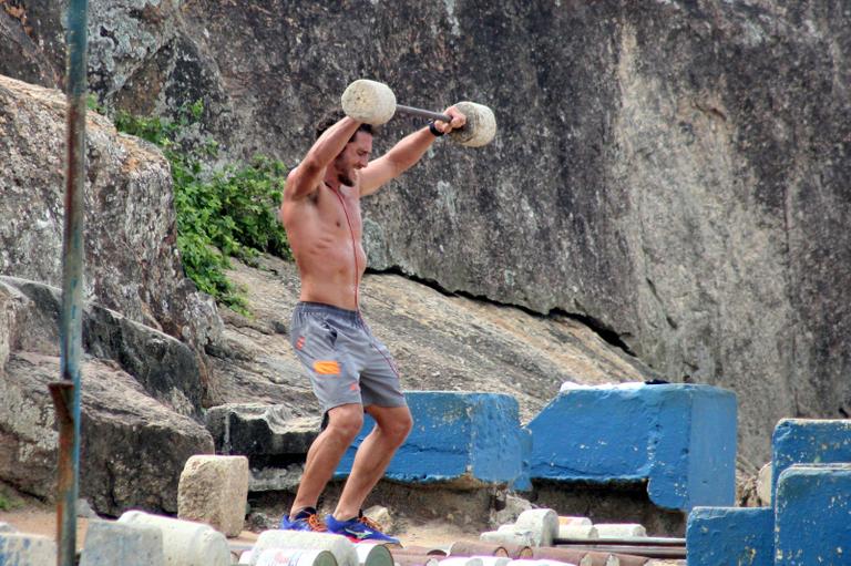 Flávio Canto exibe boa forma em dia de exercício