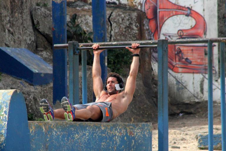 Flávio Canto exibe boa forma em dia de exercício