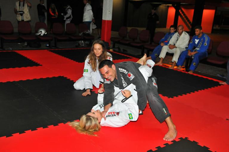 Mari Alexandre e Marcelo Frisoni lutam Jiu-Jitsu em evento