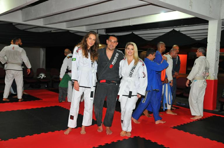 Mari Alexandre e Marcelo Frisoni lutam Jiu-Jitsu em evento