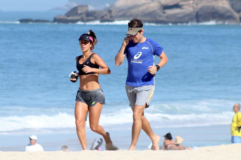 Carol Barcellos exibe boa forma em corrida na praia