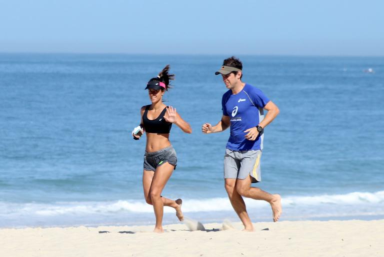 Carol Barcellos exibe boa forma em corrida na praia