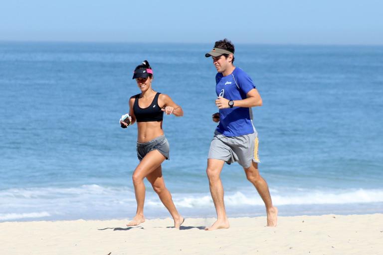 Carol Barcellos exibe boa forma em corrida na praia