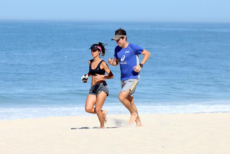 Carol Barcellos exibe boa forma em corrida na praia