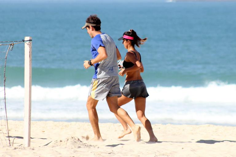 Carol Barcellos exibe boa forma em corrida na praia