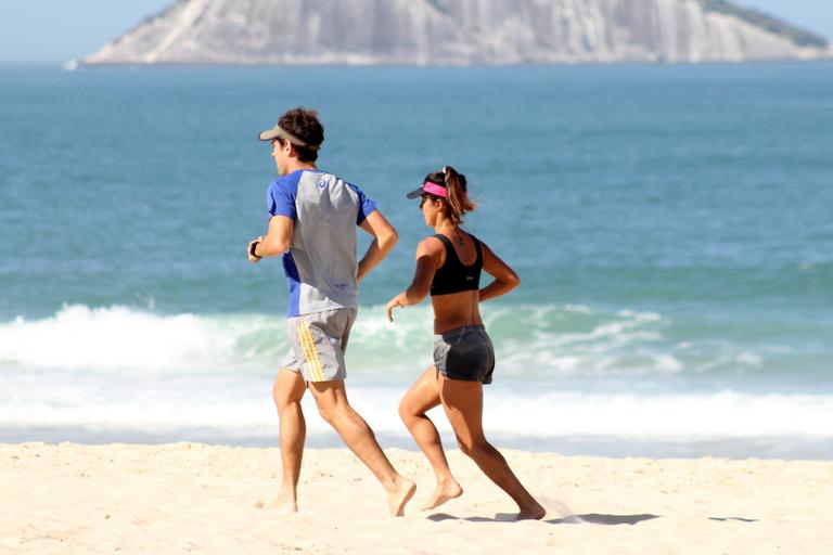 Carol Barcellos exibe boa forma em corrida na praia