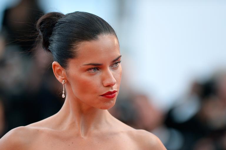 Inspire-se nos brincos da modelo Adriana Lima