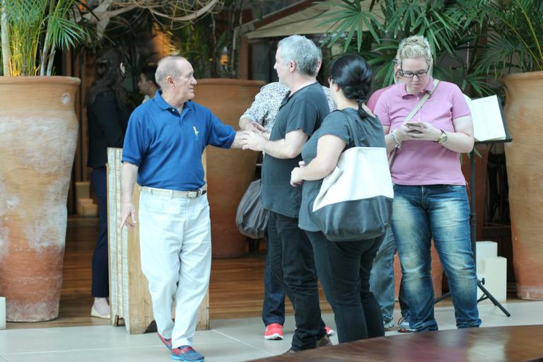 Renato Aragão almoça com a filha e amigos em restaurante no Rio