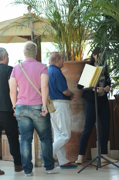 Renato Aragão almoça com a filha e amigos em restaurante no Rio