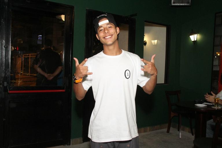 Peter Brandão comemora 21 anos em bar