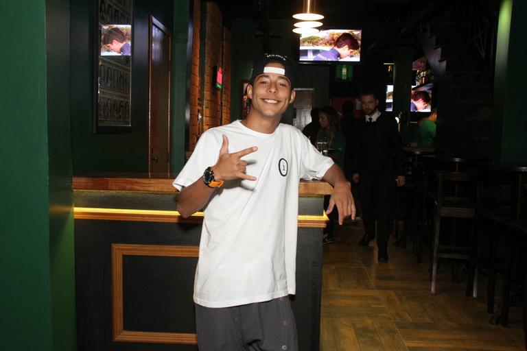 Peter Brandão comemora 21 anos em bar