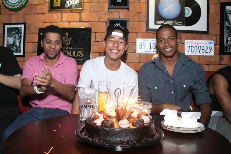 Peter Brandão comemora 21 anos em bar