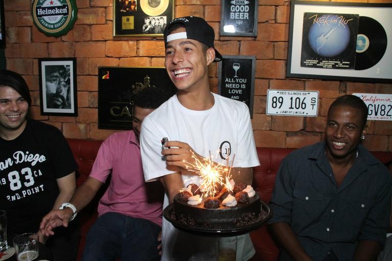 Peter Brandão comemora 21 anos em bar