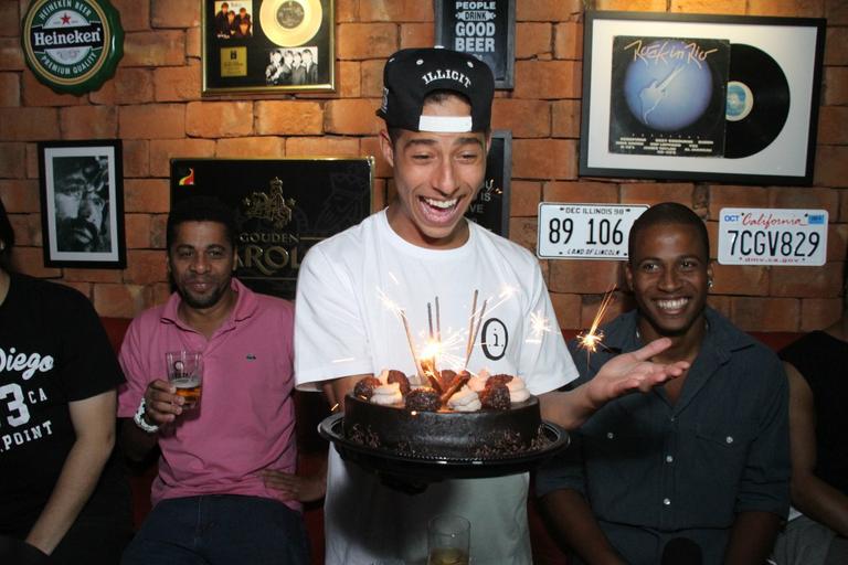 Peter Brandão comemora 21 anos em bar