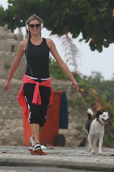 Ellen Jabour caminha com seu cachorro