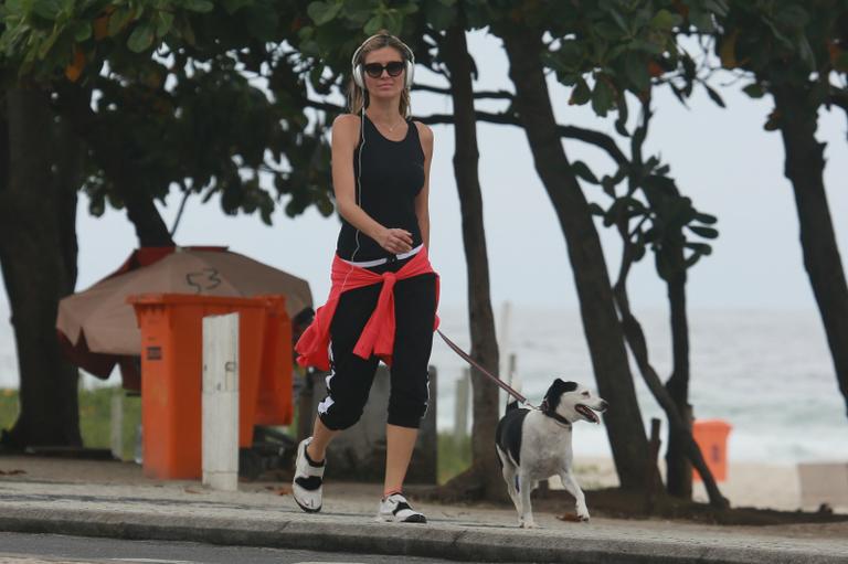 Ellen Jabour caminha com seu cachorro