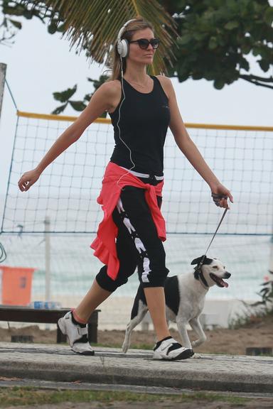 Ellen Jabour caminha com seu cachorro