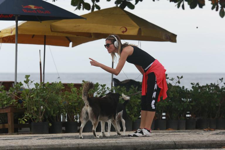 Ellen Jabour caminha com seu cachorro