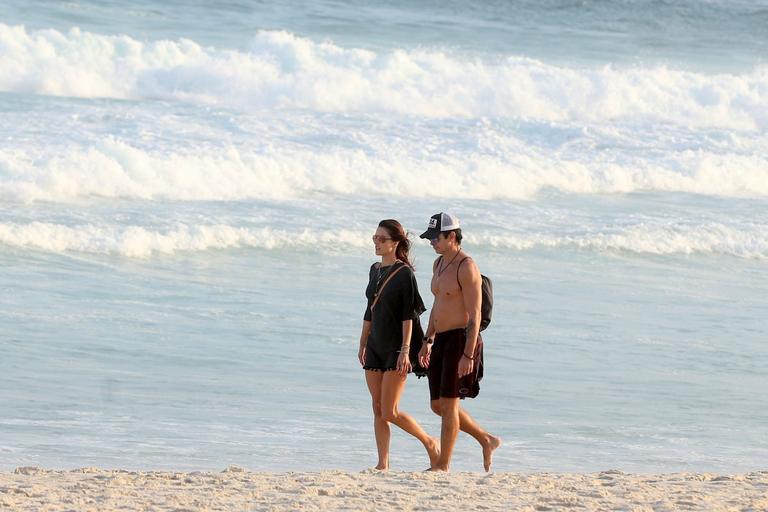 Alessandra Ambrósio aproveita dia de folga para caminhar com amigo na praia da Barra