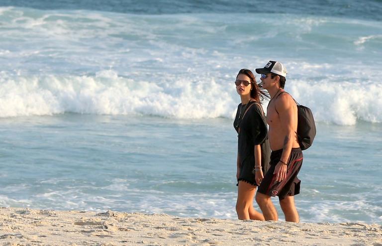 Alessandra Ambrósio aproveita dia de folga para caminhar com amigo na praia da Barra