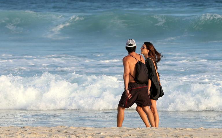 Alessandra Ambrósio aproveita dia de folga para caminhar com amigo na praia da Barra