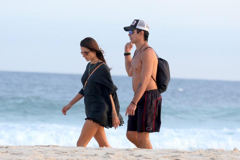 Alessandra Ambrósio aproveita dia de folga para caminhar com amigo na praia da Barra