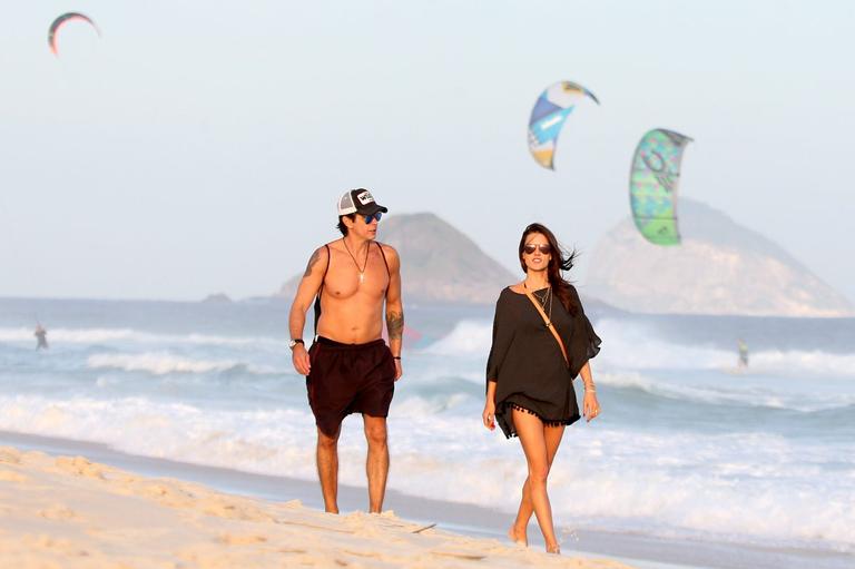 Alessandra Ambrósio aproveita dia de folga para caminhar com amigo na praia da Barra