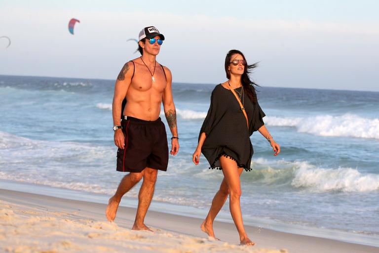 Alessandra Ambrósio aproveita dia de folga para caminhar com amigo na praia da Barra