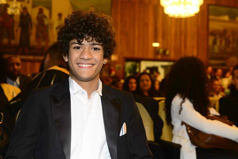 Gabriel Santana, de Chiquititas, ganha prêmio de Netinho