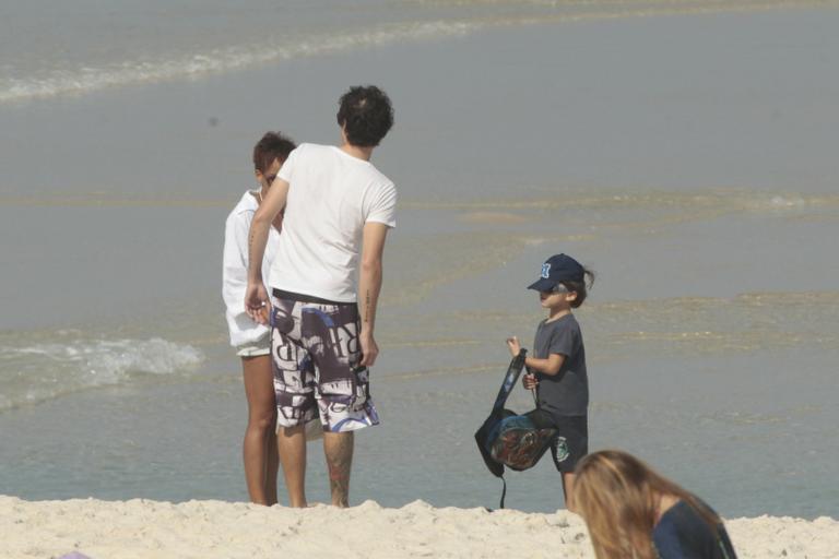 Felipe Dylon e Aparecida Petrowky na praia