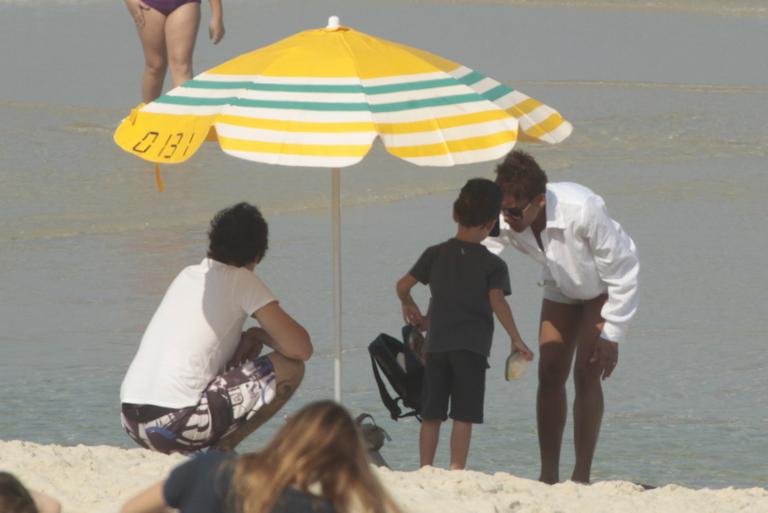 Felipe Dylon e Aparecida Petrowky na praia