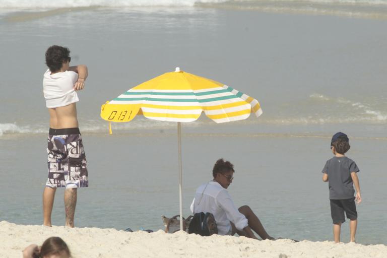 Felipe Dylon e Aparecida Petrowky na praia