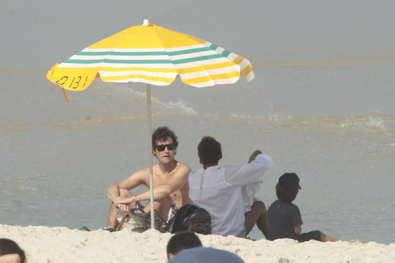 Felipe Dylon e Aparecida Petrowky na praia