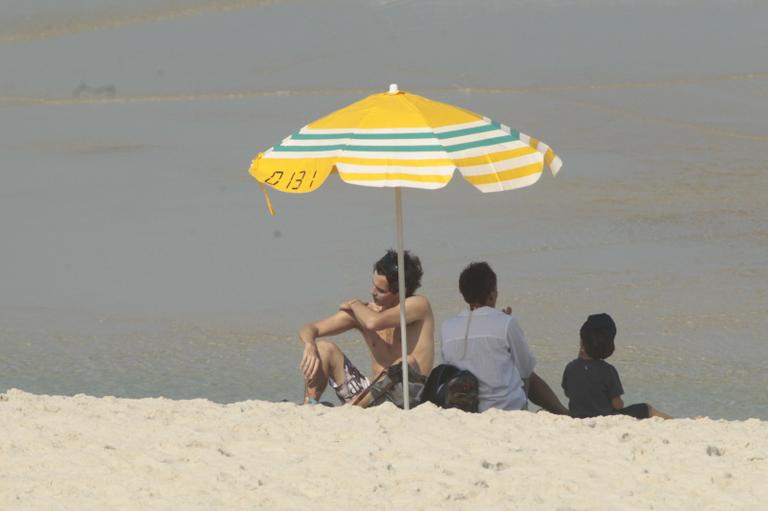 Felipe Dylon e Aparecida Petrowky na praia