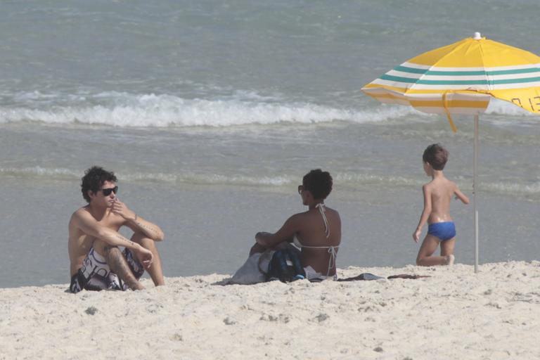 Felipe Dylon e Aparecida Petrowky na praia