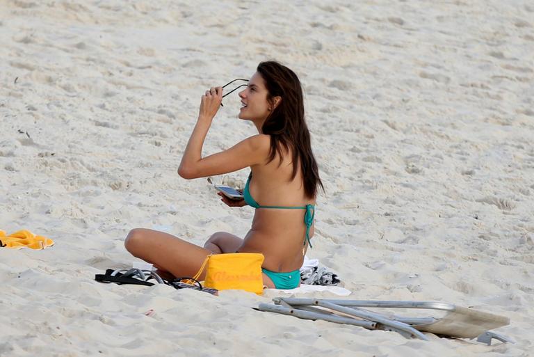 Alessandra Ambrósio na Barra da Tijuca