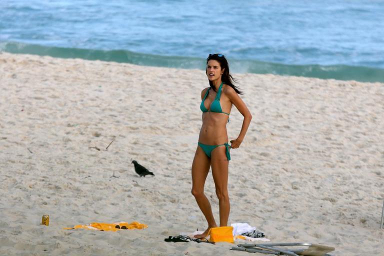 Alessandra Ambrósio na Barra da Tijuca